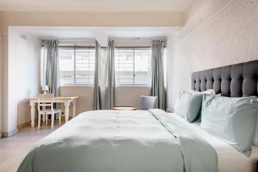 Beautiful 2 Bedroom Greenpoint Apartment Cape Town