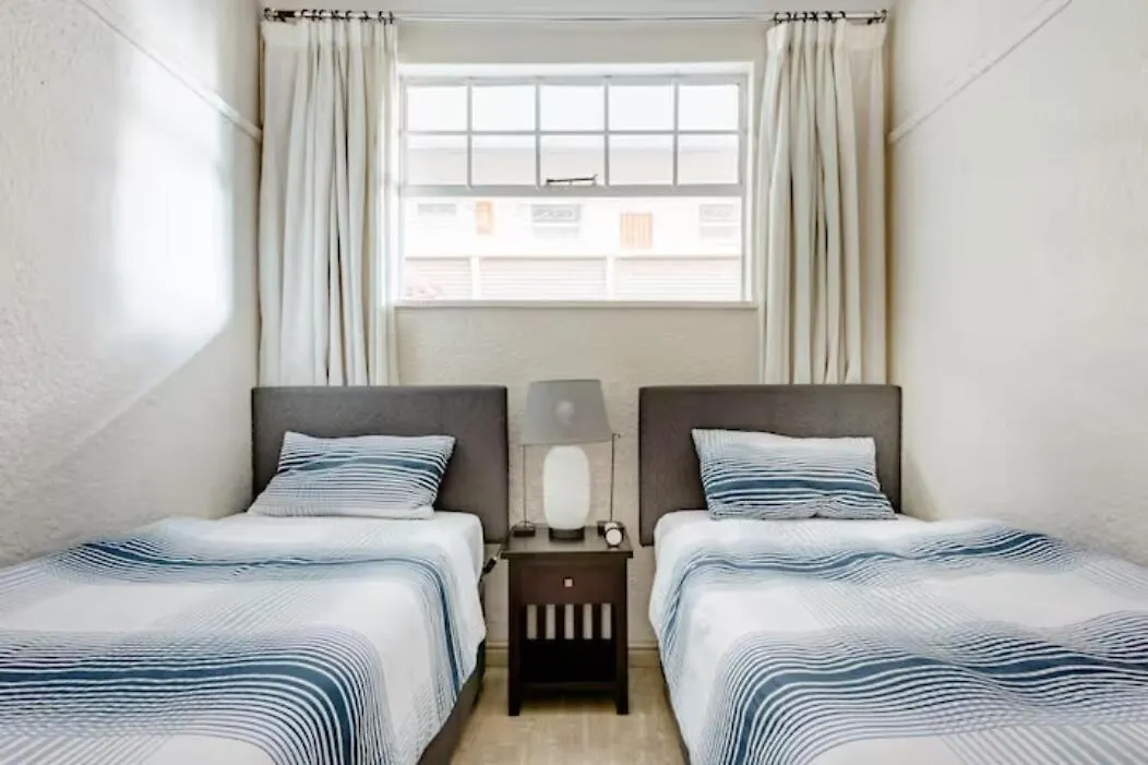 Beautiful 2 Bedroom Greenpoint Apartment Cape Town 0*,